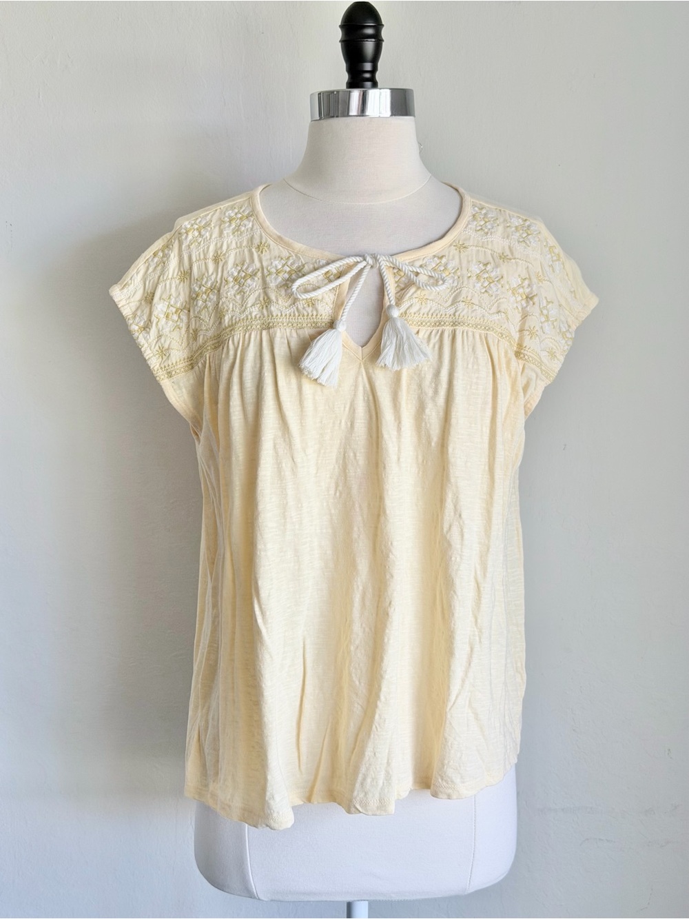 Lucky Brand Pale Yellow Floral Embroidered Keyhole Front Blouse Tassel Tie, Sz M